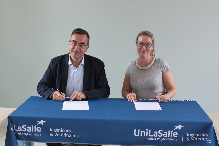 Laurent Rosso et Stéphanie Pineau en train de signer l'accord de partenariat.